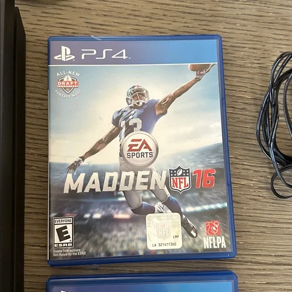 Sony PlayStation 4  (PS4) gaming console bundle - Picture 8 of 8